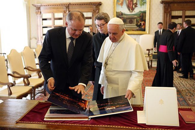 Prezident Kiska daroval pápežovi špeciálny darček