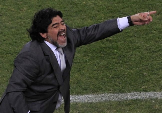 Maradona by prezidenta FIFA Blattera kopol do zadnej časti