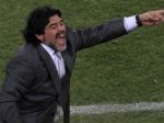 Maradona by prezidenta FIFA Blattera kopol do zadnej časti