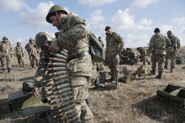 Rusko dodáva povstalcom zbrane a vojakov, tvrdí zdroj NATO