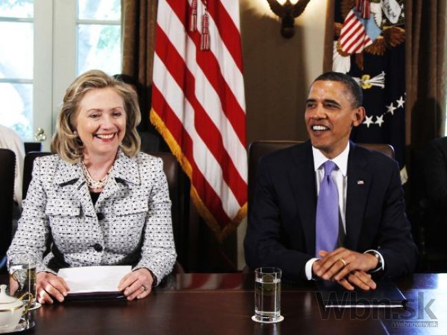 Clintonová zverejnila prezidentskú kampaň, Obama jej praje