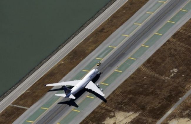Kórejské lietadlo sa zošmyklo z dráhy, hlásia zranených