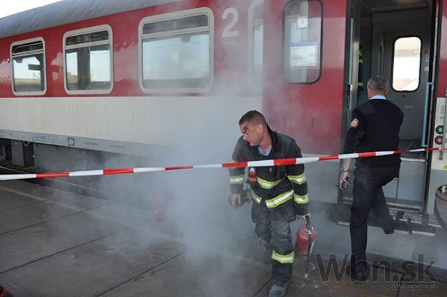 V Trnave zastavili rýchlik, valil sa z neho dym