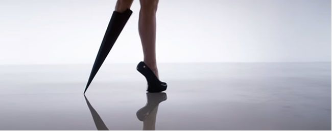 Video: Speváčka s protézou vydáva prvú pieseň