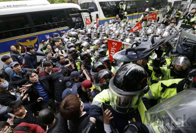 Príbuzní obetí trajektu Sewol sa búrili, zakročila polícia