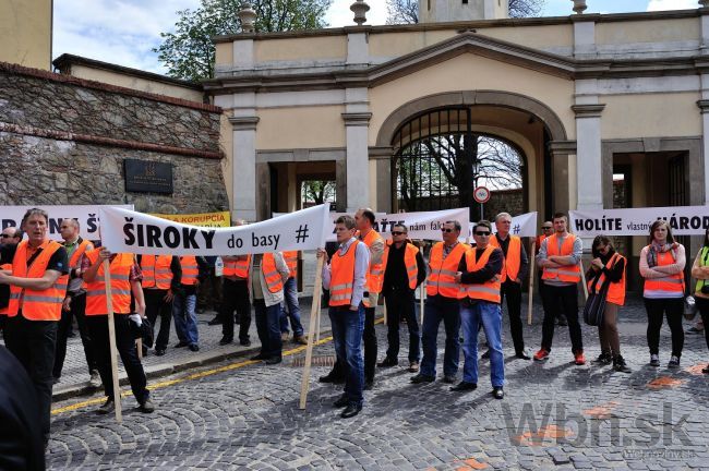 Strana Most-Híd chce od vlády definitívne riešenie Váhostavu