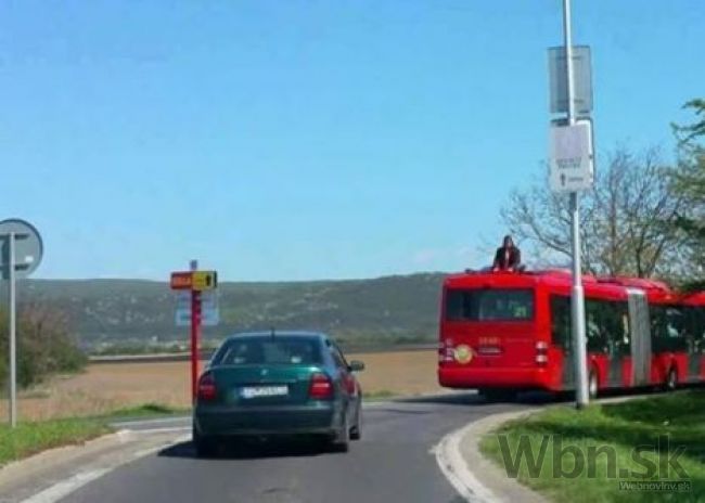 Čierny pasažier v MHD, mladík sa vozil na streche autobusu