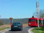 Totožnosť muža, ktorý sa vozil na streche autobusu, je známa