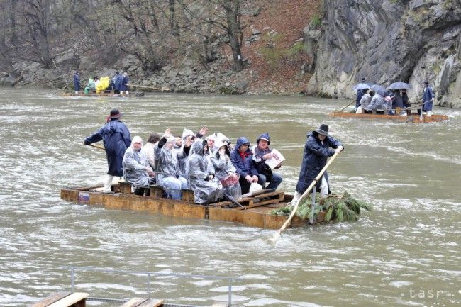 V obci Brehy dnes otvárajú vodácku sezónu