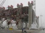 Svet si pripomína Černobyľ, stavba ochranného krytu mešká