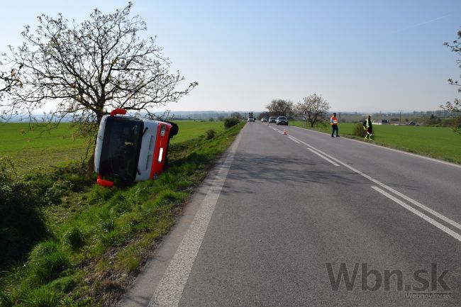 Pri Sečovciach havaroval autobus plný ľudí