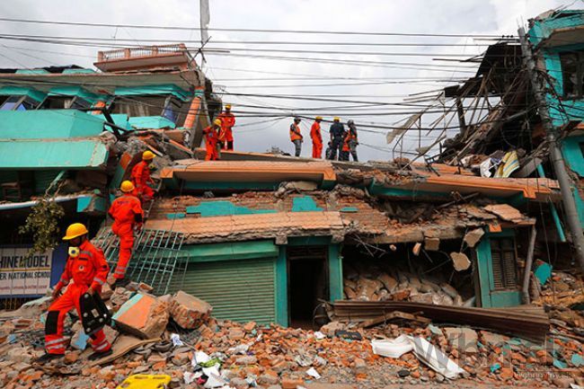Obetí v Nepále pribúda, trosky prehľadávajú holými rukami