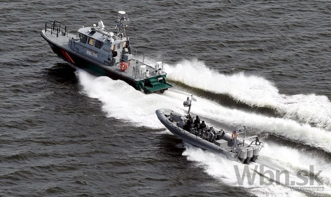 Fínske vody narušila ponorka, vystrelili varovné bomby