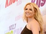 Britney Spears si zranila členok, má zakáz vystupovať