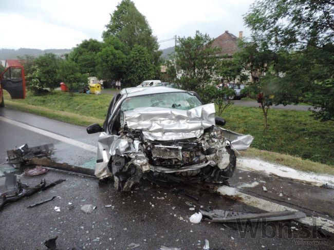 Pri Prešove sa zrazili tri autá, zranilo sa šesť ľudí