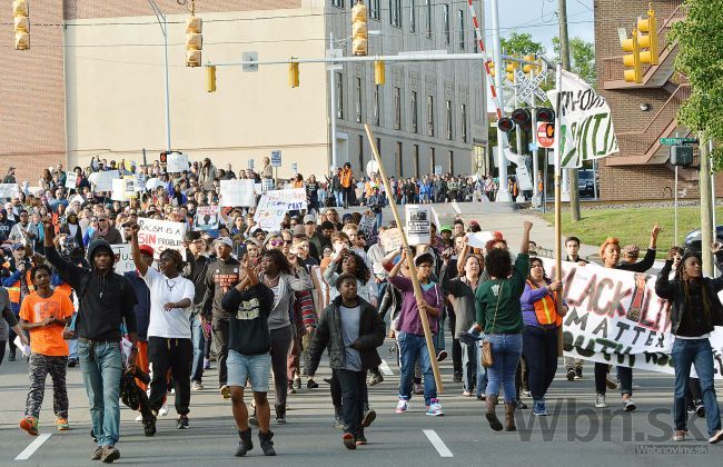 Zo smrti černocha v Baltimore obvinili šesť policajtov