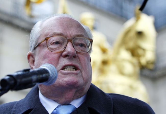 Le Pen soptí pre stratu členstva, dcéra nemá nosiť jeho meno