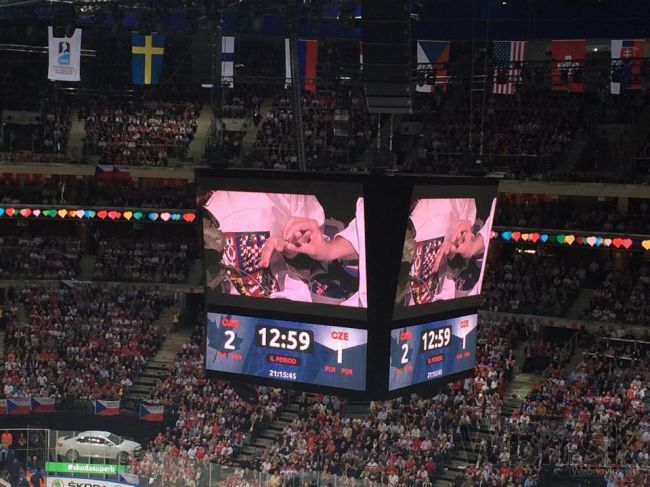 Zásnuby na štadióne v Prahe, Patrik dojal Elišku k slzám