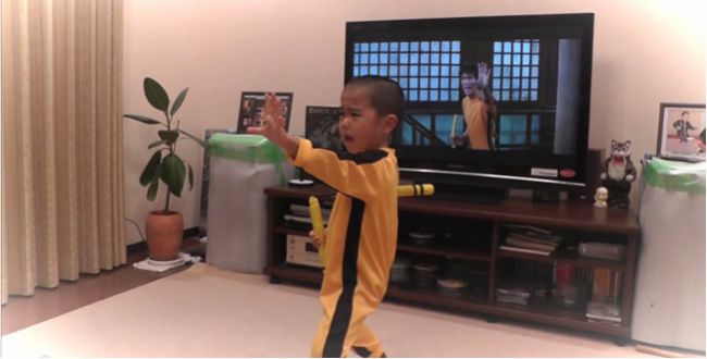Video: Chlapec predvádza scény z akčného filmu