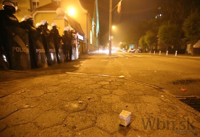 Vyčíňanie v Poľsku pokračovalo útokom na policajnú stanicu