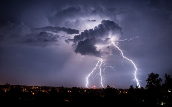 Meteorológovia varujú pred búrkami, hrozia aj prívaly vody