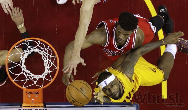 Video: LeBron siahol po čelenke, Houston potiahol Harden