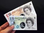 Britská libra profitovala z volieb, voči doláru posilnila