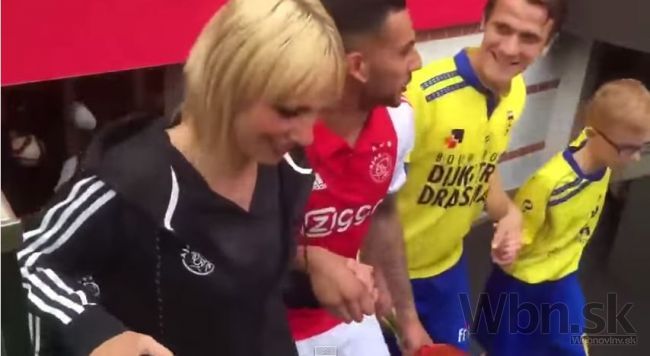 Video: Hráči Ajaxu prekvapili, na ihrisko ich doviedli matky