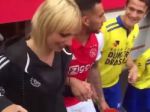 Video: Hráči Ajaxu prekvapili, na ihrisko ich doviedli matky