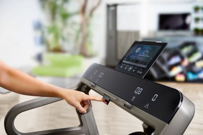 Bežiaci pás MYRUN TECHNOGYM navrhnutý bežcami pre bežcov