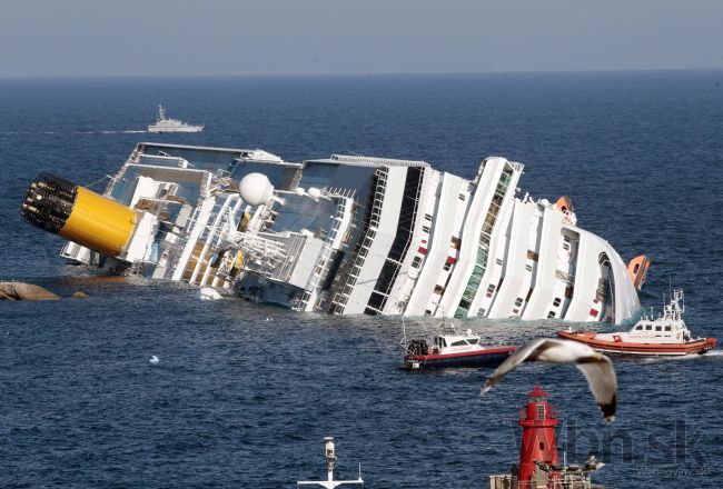 Loď Costa Concordia opäť presunuli, začnú ju šrotovať