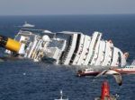 Loď Costa Concordia opäť presunuli, začnú ju šrotovať