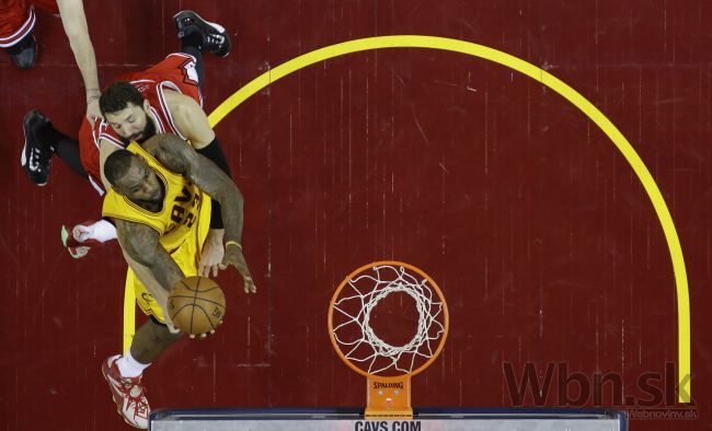 Video: LeBron James opäť potiahol Cleveland k výhre