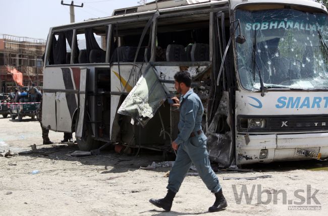 Útočníci v Pakistane vystrieľali v autobuse desiatky ľudí