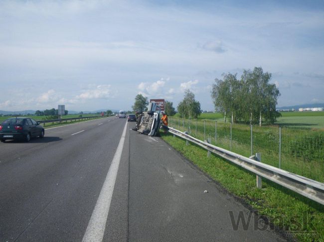 Na D1 sa stala nehoda, diaľnica bola uzavretá