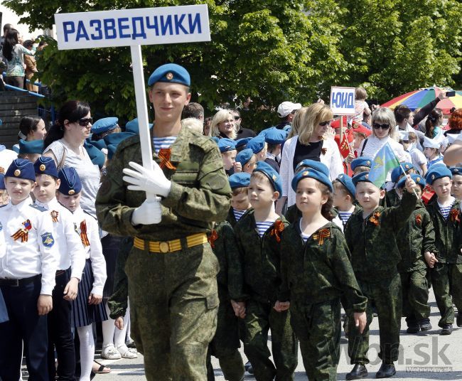 Rostovom nad Donom popri veteránoch pochodovali stovky detí