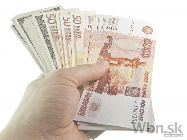 Rubeľ stúpol, hoci centrálna banka nakupuje zahraničné meny