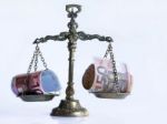 Euro kleslo voči doláru po troch dňoch rastu