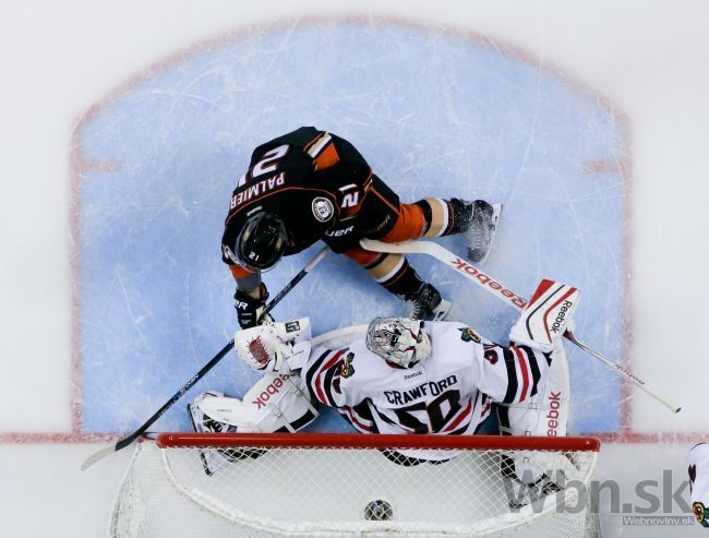 Video: Anaheim sfúkol v úvode západného finále NHL Chicago