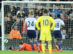 Video: Fanúšik Manchestru skolil Chelsea, Fábregas nedohral
