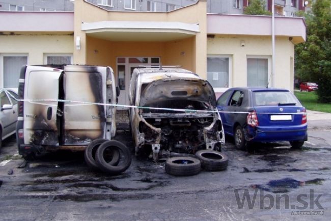 V Košiciach horelo, neznámy páchateľ podpálil auto