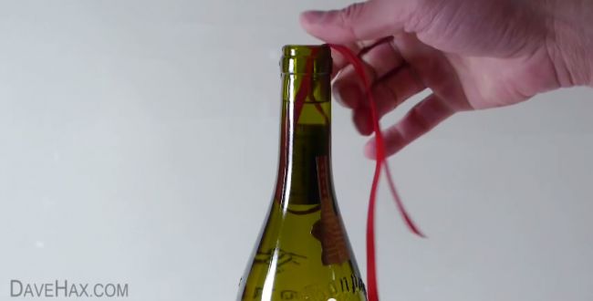 Video: Návod, ako otvoriť fľaše, keď nemáte po ruke vývrtku a otvárač
