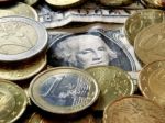 Dolár sa voči euru dostal na trojtýždňové maximum