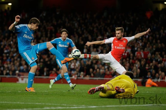 Video: Sunderland ozbíjal Arsenal a ostáva v Premier League