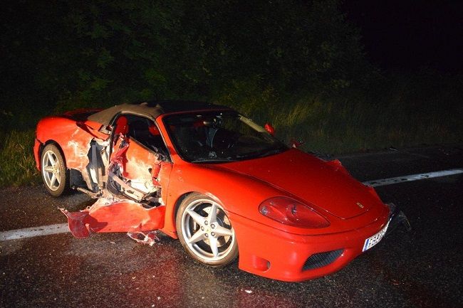 Vodič Ferrari dostal šmyk a zrazil sa s ďalšími dvoma autami