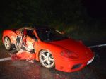 Vodič Ferrari dostal šmyk a zrazil sa s ďalšími dvoma autami
