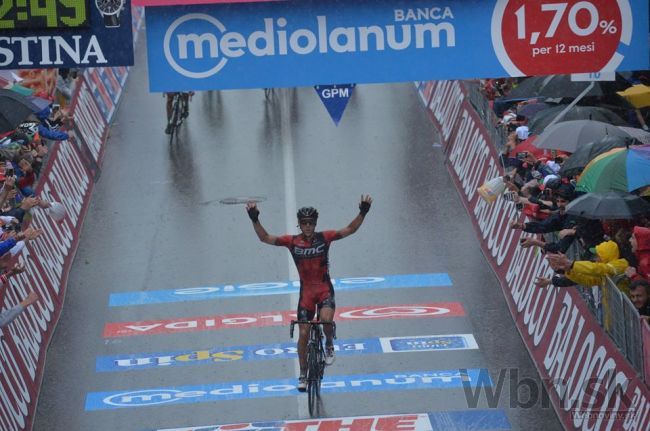 Video: Gilbert ovládol etapu na Gire, Contador zvýšil náskok