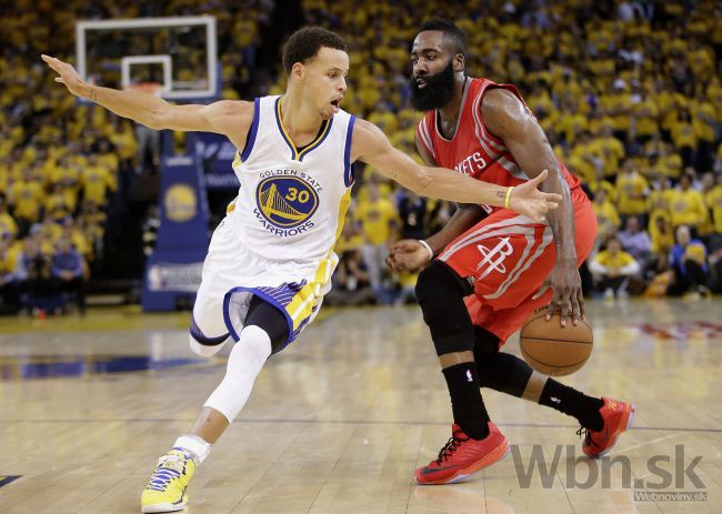 Video: Curry zatienil Hardena, Warriors si utvorili náskok