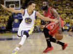 Video: Curry zatienil Hardena, Warriors si utvorili náskok