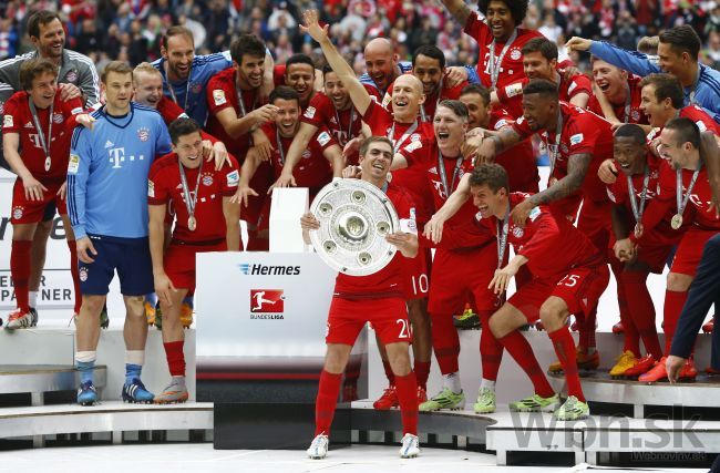 Video: Bayern prebral trofej, zostupuje Paderborn a Freiburg